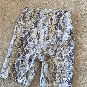 ALO Yoga Snake Print Athletic Bike Shorts in White and Gray
